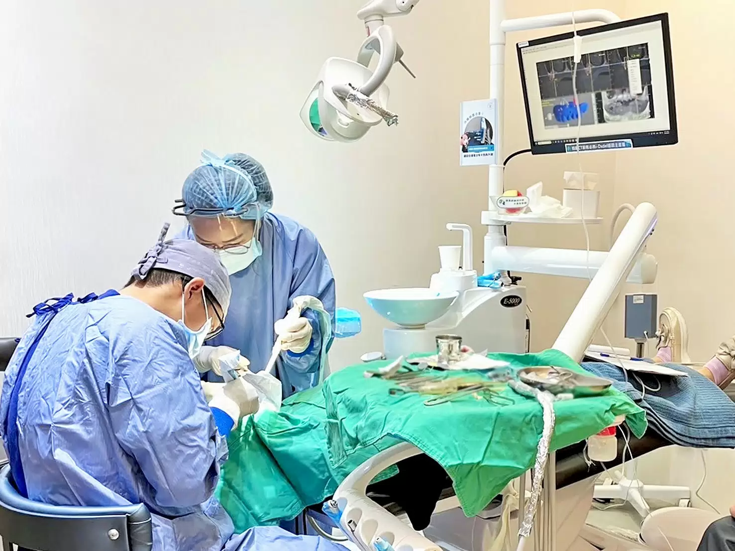 林葳醫師以微創操作、取骨鑽與 CBCT 評估自體骨補骨、牙槽脊重建及 BBA 補骨癒合狀態